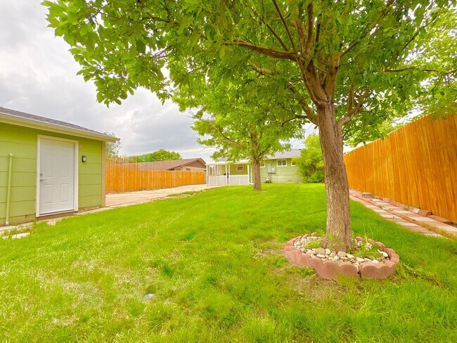 Building Photo - Immaculate, Updated, & Bright Home in West...