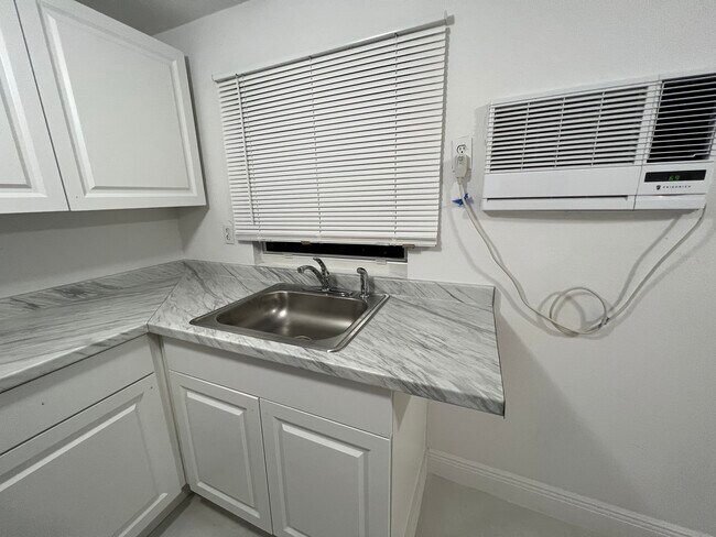 Building Photo - 1300 NE 47th Ct