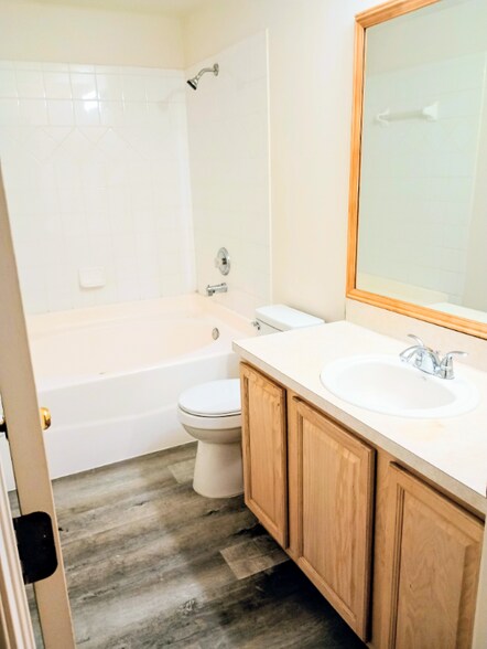 Building Photo - 3870 Island Way