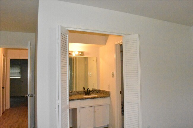 Building Photo - 10427 Huntington Wood Dr
