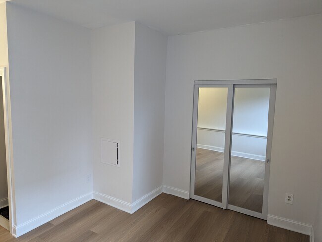 Building Photo - 615 E Thompson St