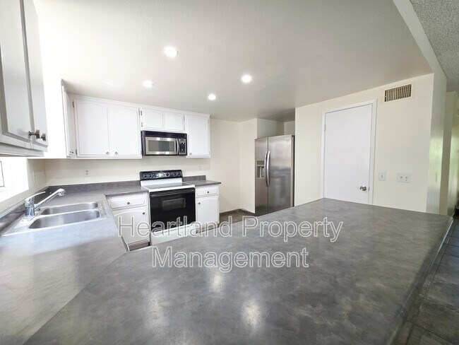 Building Photo - 778 N Glen Oaks Dr