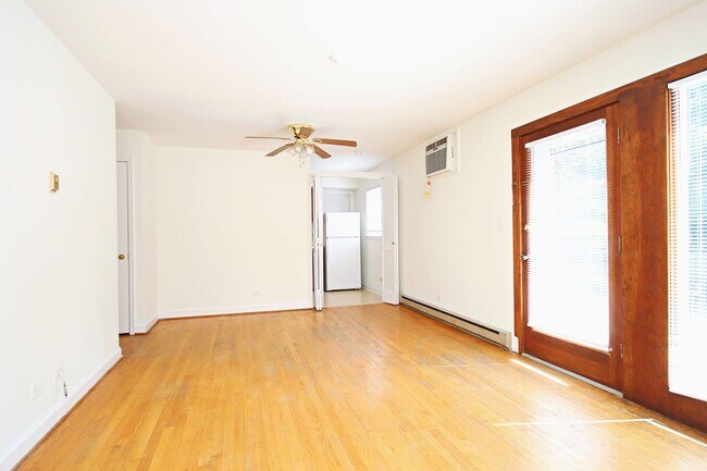 Building Photo - Student-Friendly Ivy Rd Apartment Near Foo...