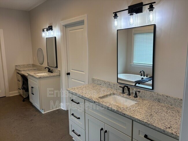 Building Photo - 239 McLaughlin Dr