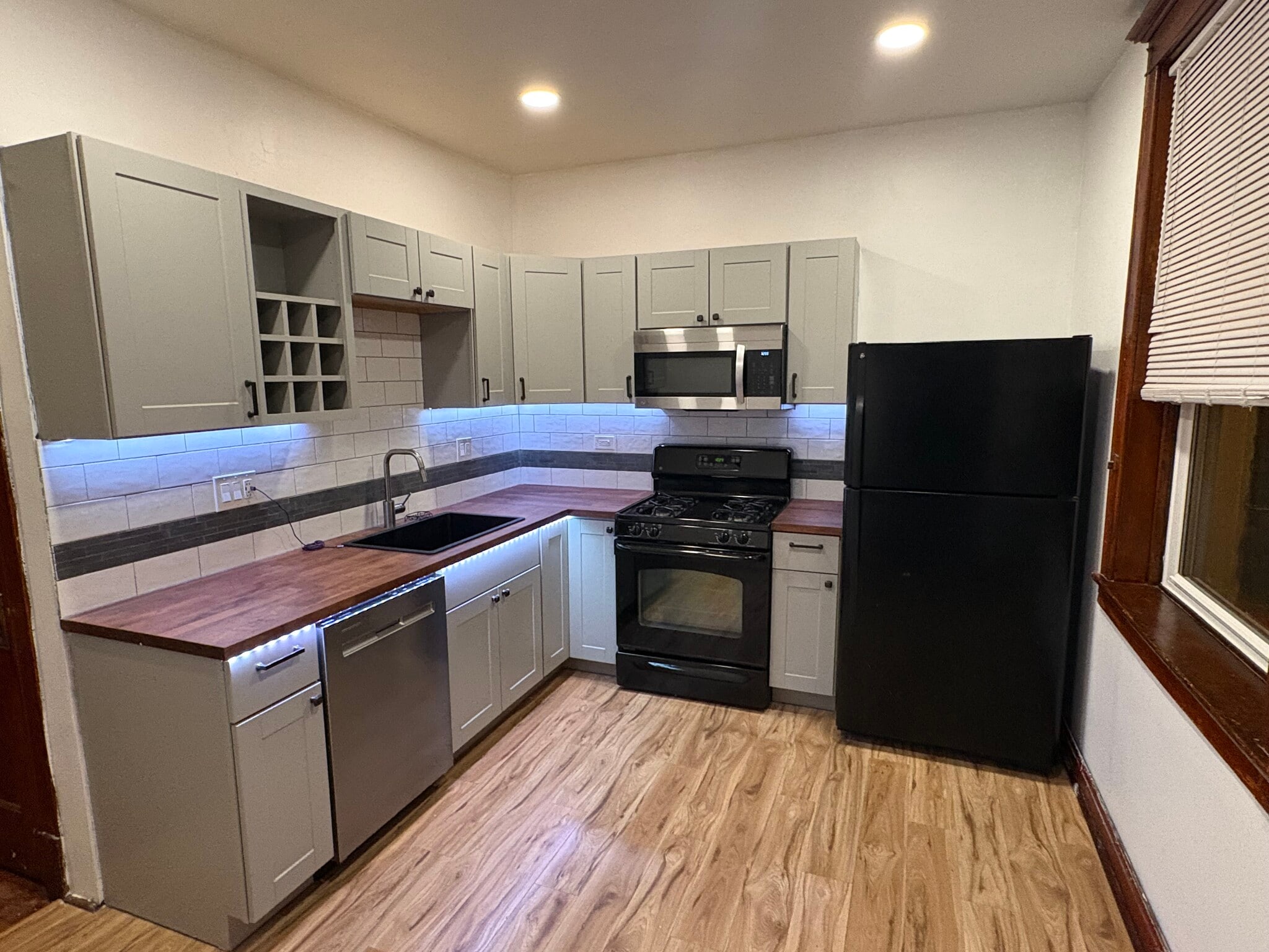 Kitchen - 3041 W Leland Ave