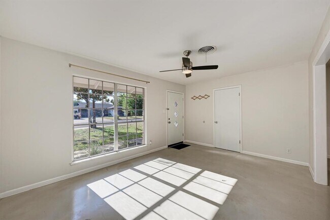 Building Photo - 2508 East Side Dr