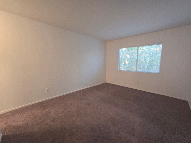 Building Photo - 2 BEDROOM TOWNHOUSE WITH 1 CAR GARAGE..HURRY, WON'T LAST!