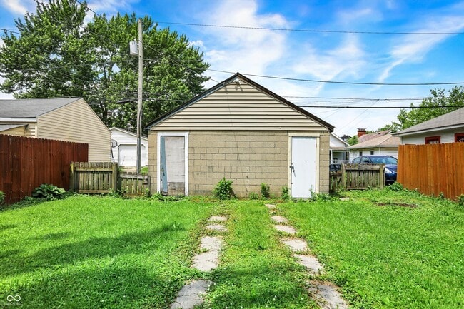 Building Photo - 628 N Riley Ave
