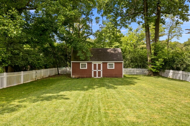 Building Photo - 6916 Seven Locks Rd