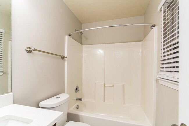 Building Photo - 821 Skinner Dr