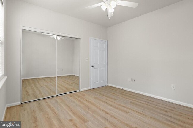 Building Photo - 12945 Centre Park Cir