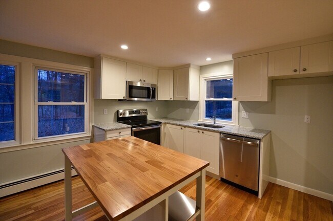 Building Photo - 348 Pleasant St