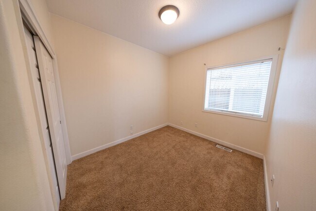 Building Photo - Three bedr. one level home in Washougal - Fenced yard