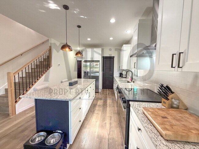 Building Photo - Beautiful Townhouse Steps From Centennial ...