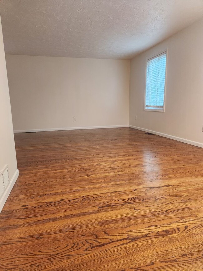 Building Photo - For Rent – Beautiful 3-Bedroom Split-Level...