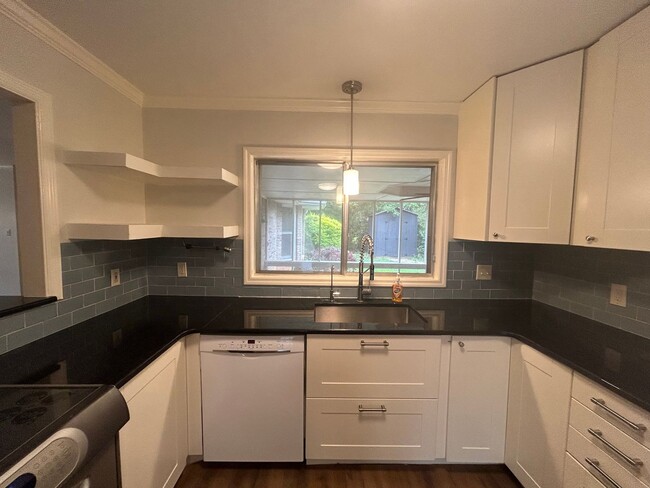 Building Photo - 4-Bedroom Gem Near Downtown Huntsville – N...