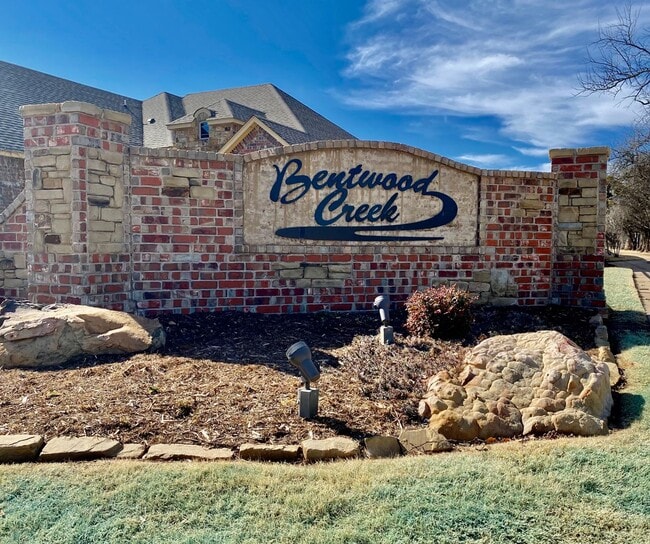 Building Photo - Beautiful 4 bed, 2 bath WITH an Office and STORM SHELTER