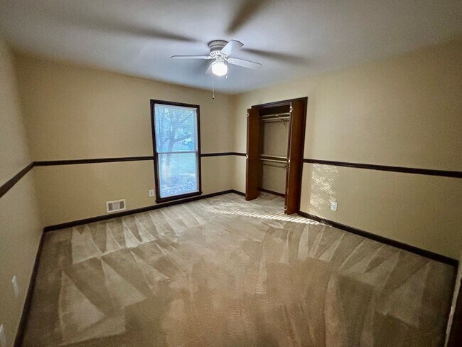 Building Photo - 2021 N Oak Dr