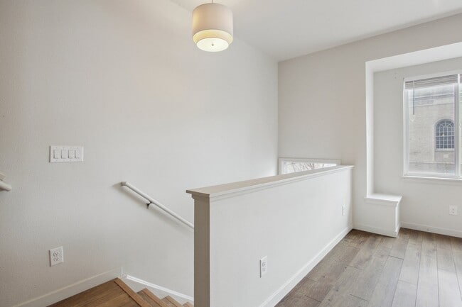 Building Photo - 2265 Glenarm Pl