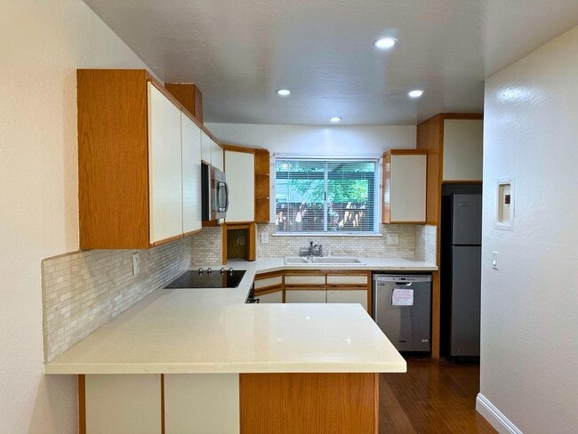 Building Photo - 2047 Montecito Ave