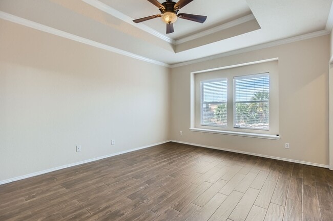 Building Photo - Large Home with Gorgeous Pool & Sunroom!!!
