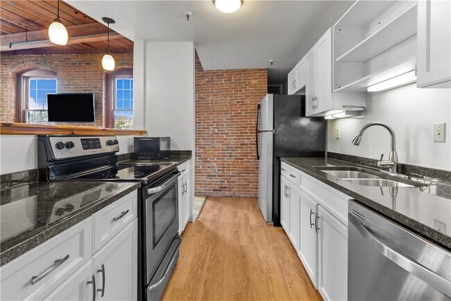 Building Photo - 555 S Water St
