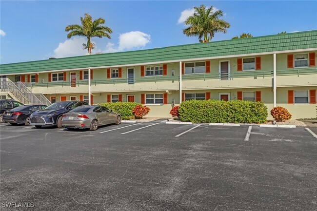 Building Photo - 300 Valley Stream Dr