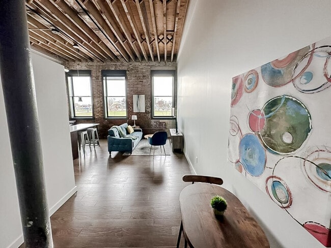 Building Photo - 403 W 4th St N