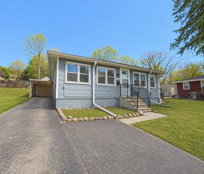 Building Photo - 2 Bedroom 2 Bathroom Home Available