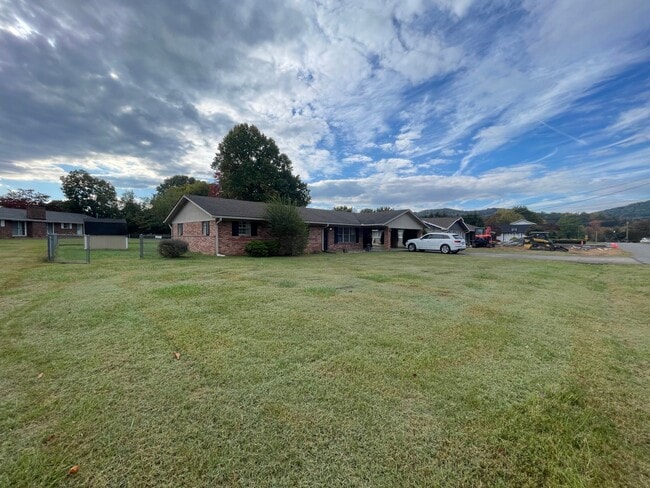 Building Photo - Large home in Pigeon Forge