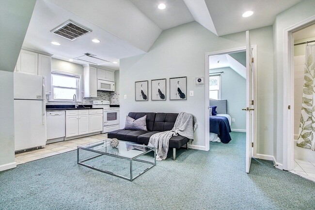 Building Photo - Gorgeous 5 BED + 3.5 Ba in Main House, 1 + 1 in BSMT, 1 + 1 above garage  in the Heart of Downtow...