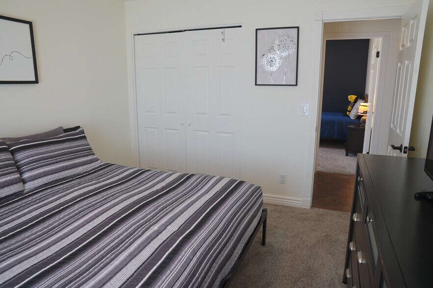 Building Photo - 2526 E Mercer Ln