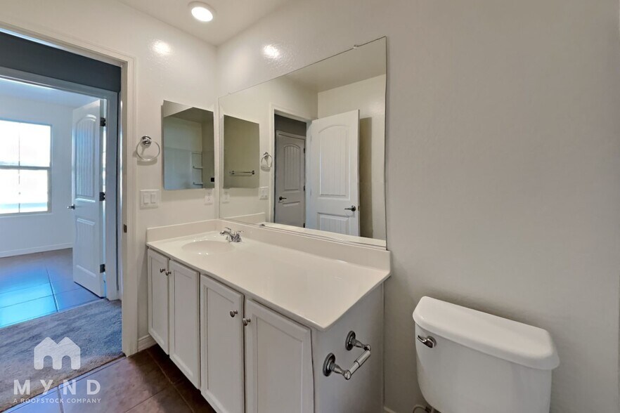 Building Photo - 421 N 119th Dr