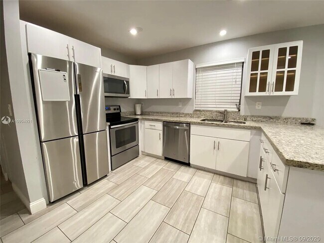 Building Photo - 2633 SW 30th Ct
