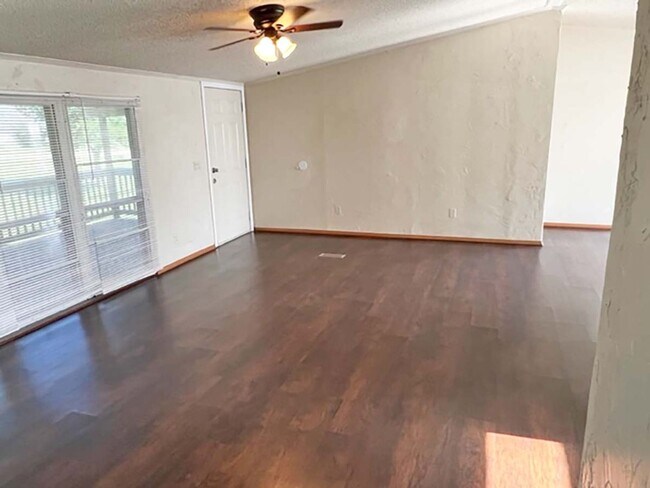 Building Photo - 1307 Speedway Dr