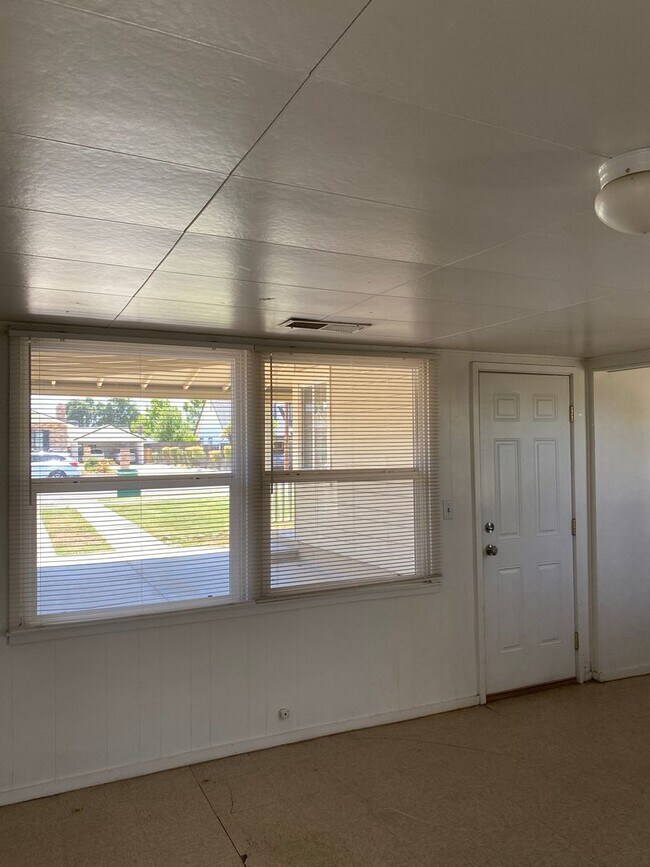 Building Photo - COMING SOON!! DESIREABLE LOS BANOS SOUTH S...