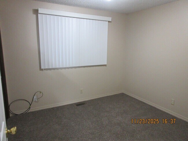 Building Photo - Updated and refurbished