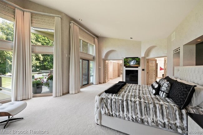 Building Photo - 3333 W Shore Dr