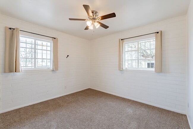 Building Photo - Budget friendly! Charming 2 bedroom, 1 bat...