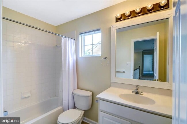 Building Photo - 240 Davis St