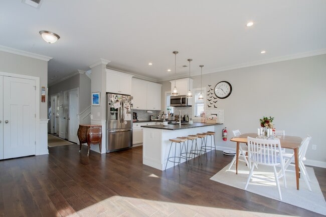 Building Photo - 41 Bank St