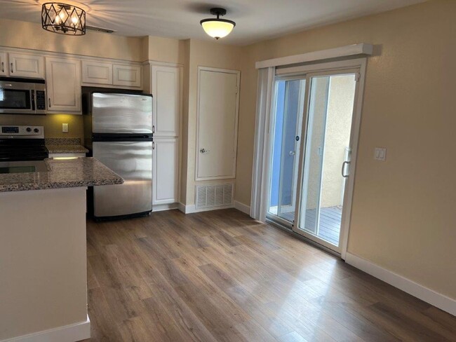 Building Photo - Remodeled 1 Bedroom Condo Fairfield *Star ...