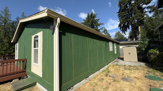 Building Photo - Lakeview 3 Bedroom Home with A/C , LVP Flo...