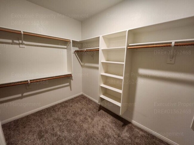 Building Photo - 3 bedroom/ 2 bathroom home located in a cu...