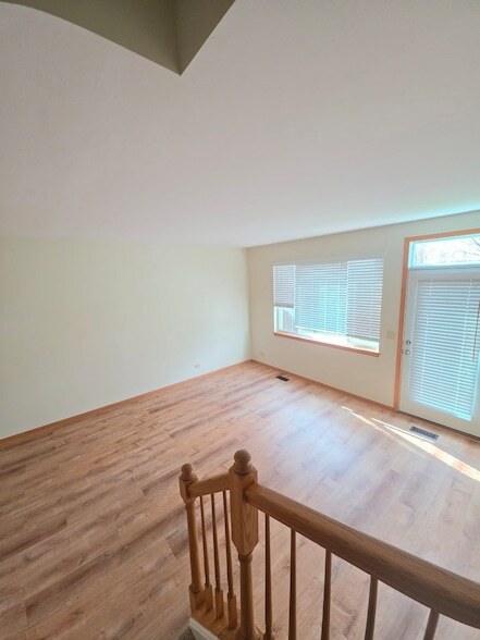 Building Photo - 10 Waverly Ct