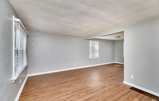 Building Photo - 8601 Belhaven Dr