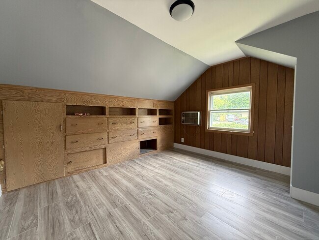 Building Photo - 1402 Waterbury Rd