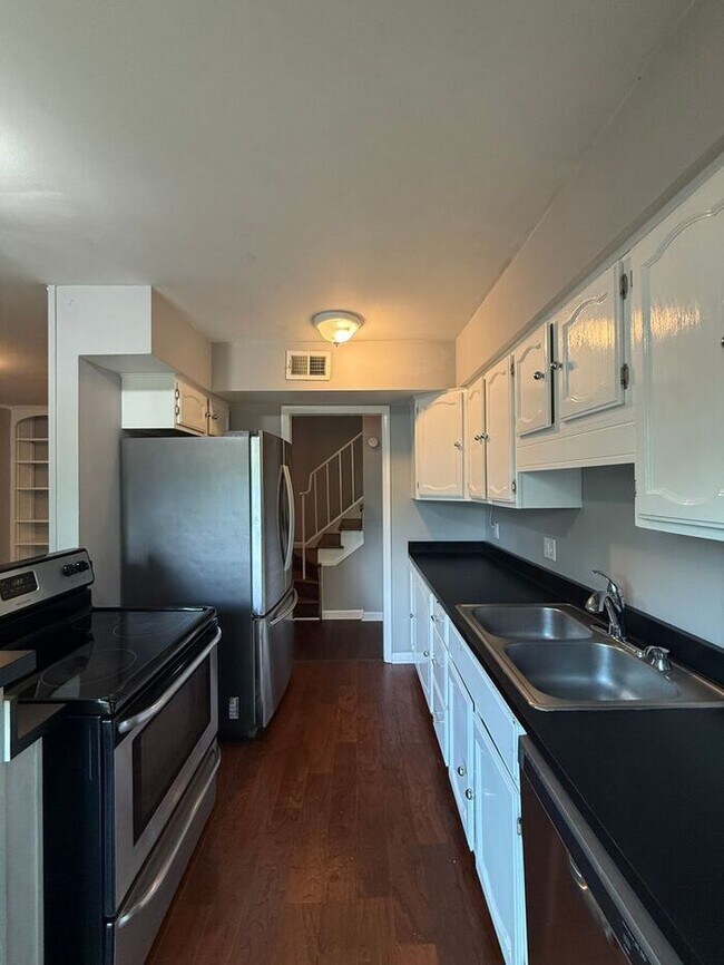 Building Photo - FOR RENT - 3 Bedroom Condo in Green Hills