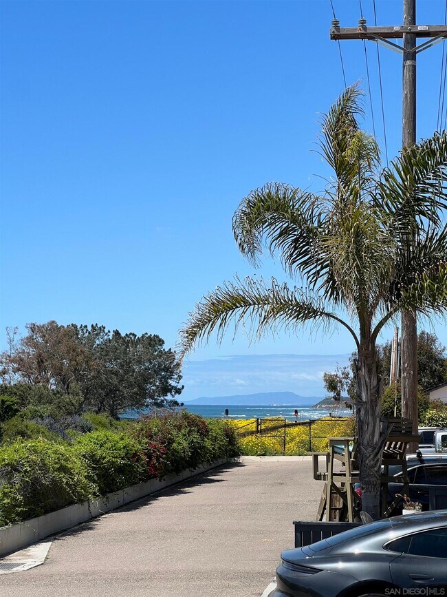 Building Photo - 517 N Cedros Ave