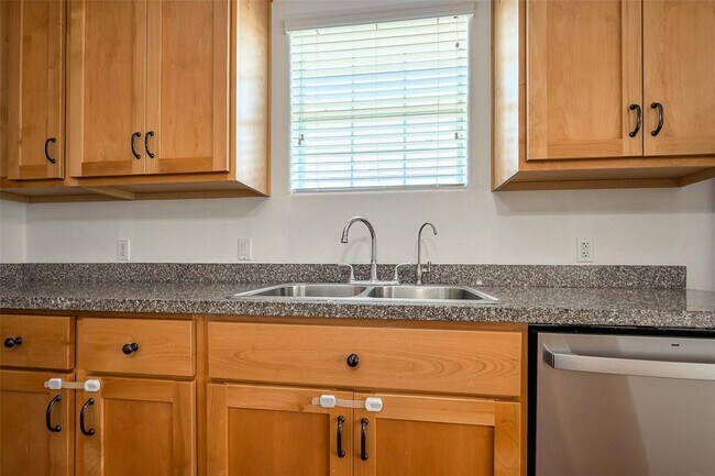 Building Photo - 5906 Yaupon Ridge Dr
